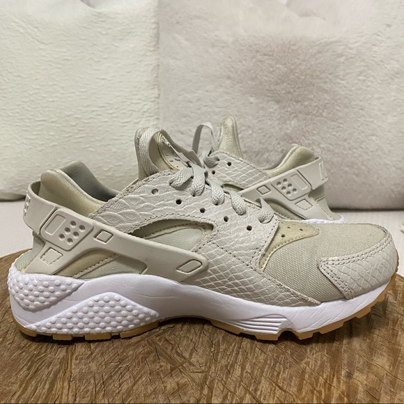 Nike Air Huarache Limited Edition Women’s Size 7.5 Premium Beige/Tan - Picture 7 of 16